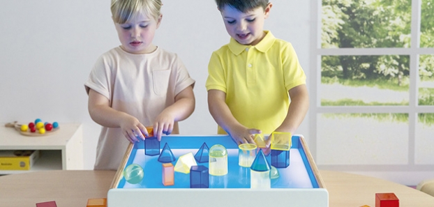 Expérimenter sur une table lumineuse : quelles activités ?