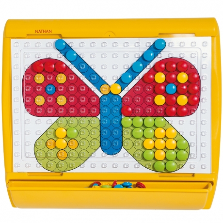 12 fiches plastifiées recto verso, soit 24 modèles représentant des dessins figuratifs ou des mosaïques, se glissent facilement sous la grille.